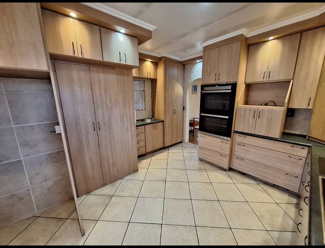 3 BEDROOM HOUSE FOR SALE IN VANDERBIJLPARK SW 2